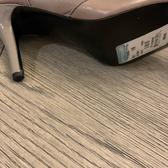 NWT, Nine West Slip On Stilleto Minimalist, Size 9M, Taupe color - Picture 7 of 7